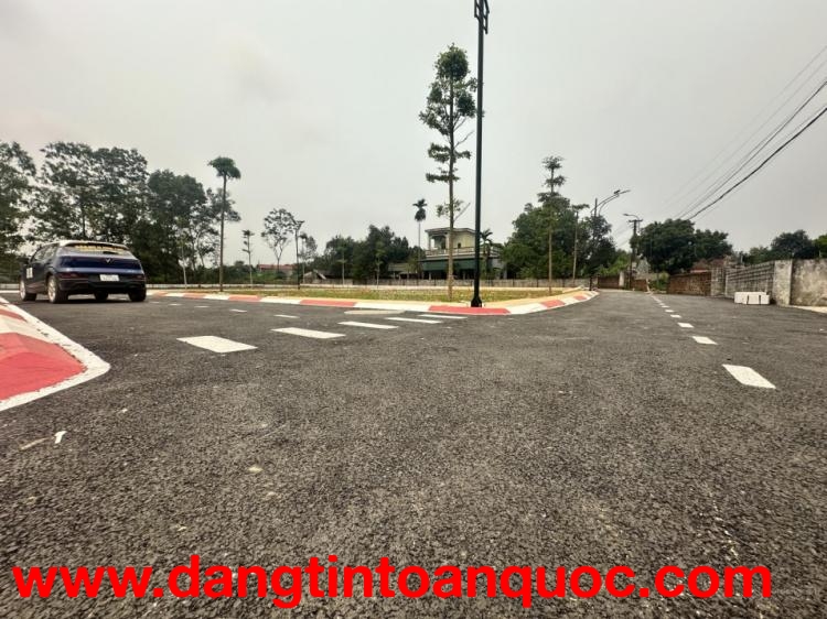 100m sát ngã 4 chợ Hòa Lạc, mặt trục chính kinh doanh luôn, sát cổng ĐHQG, gần Quốc Lộ 21A mở rộng