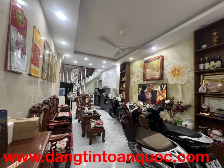????SIÊU PHẨM DƯƠNG QUẢNG HÀM????  trung tâm Cầu Giấy, ngõ thông tứ tung, gần chợ, ô tô đỗ cửa chỉ h