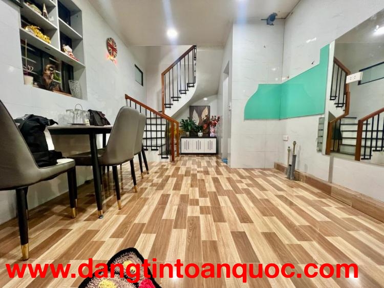 Bán nhà Nguyễn Đình Chiểu, 25m2, 5 tầng 3 phòng ngủ, mặt tiền 3.3m, giá nhỉnh 8 tỉ, ngõ rộng thoáng