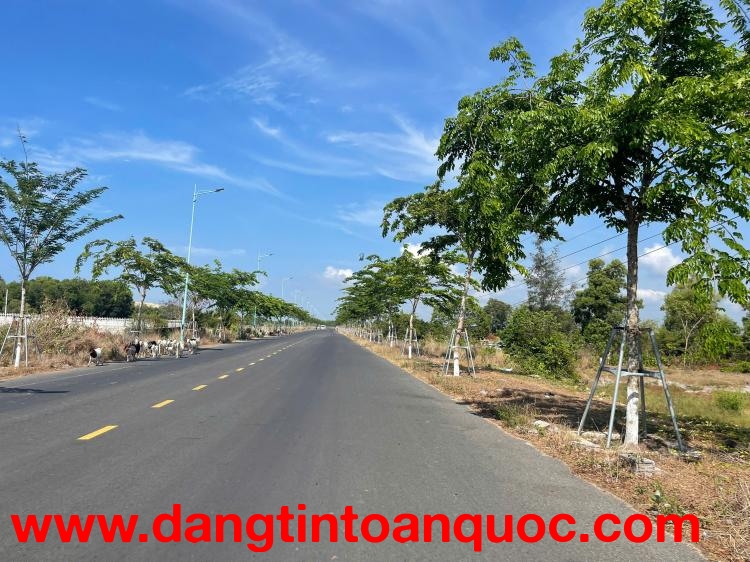 Bán 3011m2 đất ONT Mặt tiền Hùng Vương - Tân Tiến  LaGi giá rẻ 400tr/m ngang
