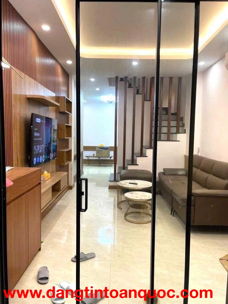 Cho thuê nhà ngõ Đội Cấn 40m2 x 4 tầng, 5 ngủ, 16.5 triệu vào ngay