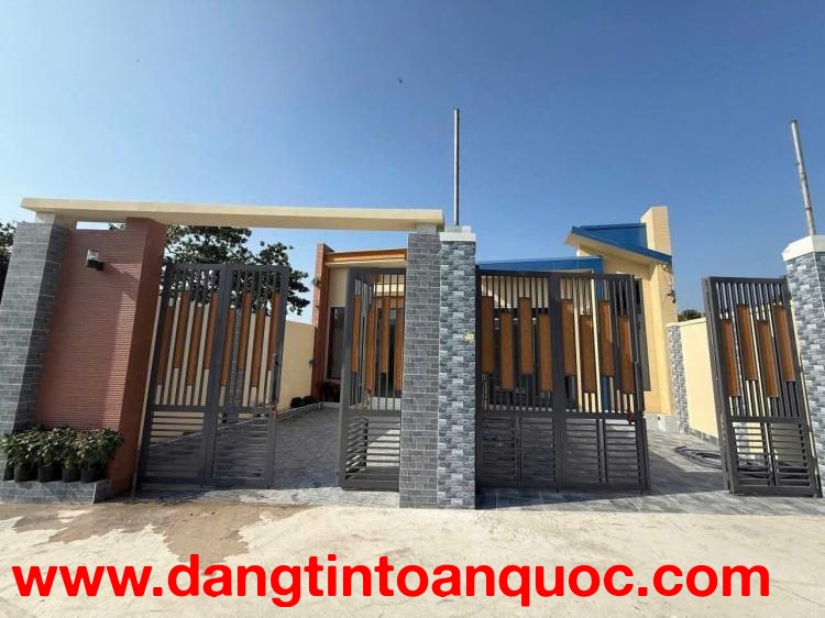 Cần Bán 1 Căn Nhà Duy Nhất - Nằm Trên Đường Lê Duẩn, Long Hải - Gần biển, chợ, trường học