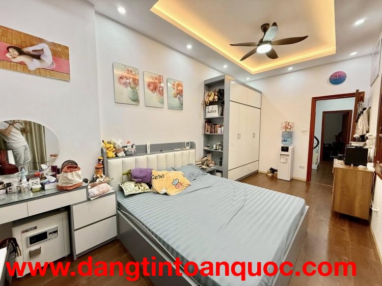 Bán nhà Lê Đại Hành, 25m2, 5 tầng 3 phòng ngủ, mặt tiền 3.3m, giá nhỉnh 8 tỉ, ngõ rộng thoáng