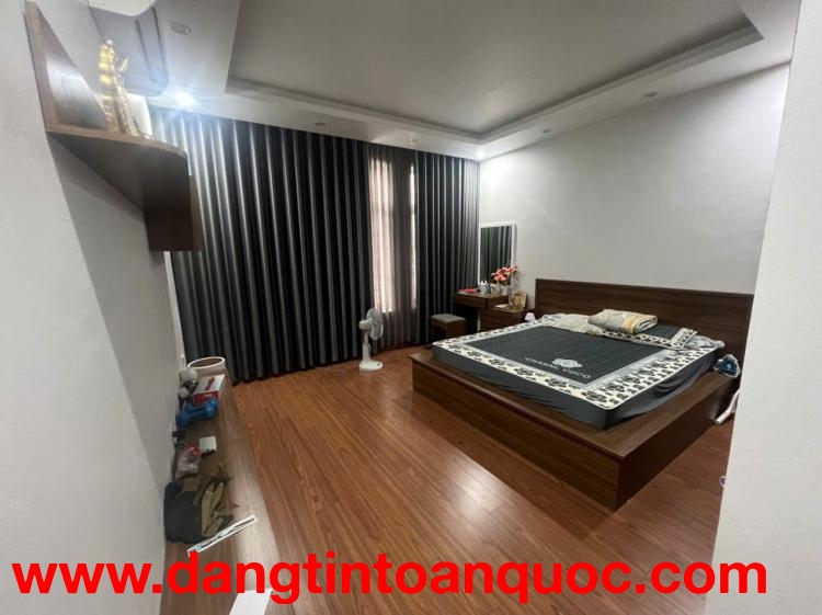 Bán gấp giá rẻ ô tô kinh doanh Ngõ Quỳnh 32m, 4 tầng, mặt tiền 4m, 8.5 tỷ Hai Bà Trưng.