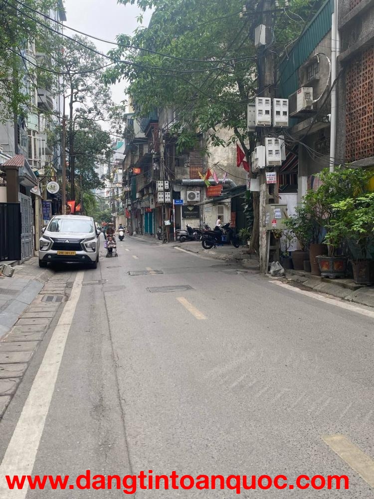 HIẾM CÓ! TRUNG TÂM BA ĐÌNH - 80M² NHÀ 3
 TẦNG  - CÁCH PHỐ 70M, GẦN Ô TÔ XÁCH VALY VÀO Ở NGAY/