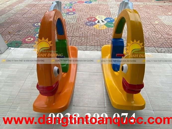 Bập bênh nhựa cá vàng mầm non, bập bênh cá vàng cho trẻ