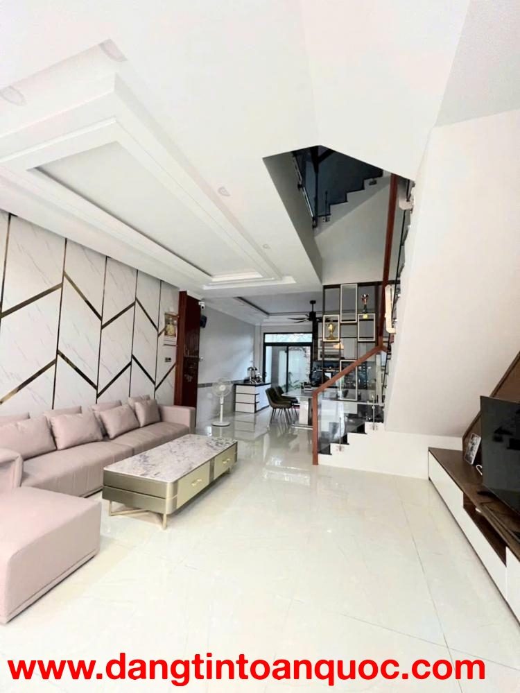 Nhà 2 mặt tiền cạnh công viên thoáng mát, Đào Sư Tích, xem là thích ngay