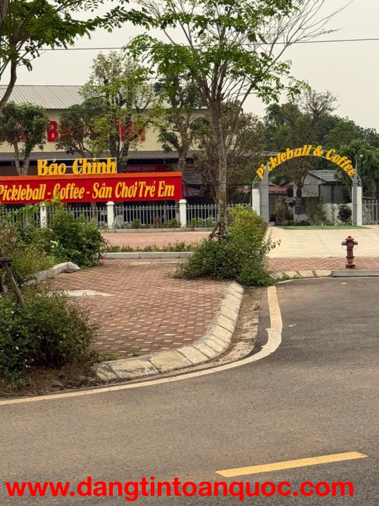 NHỈNH 3 TỶ QUÁ HIẾM LÔ ĐẤT TRỤC CHÍNH LÀN 2  QL21 HOÀ LẠC SÁT ĐẤT ĐẤU GIÁ ĐỐI DIỆN TRƯỜNG CĐ CHẤT LƯ