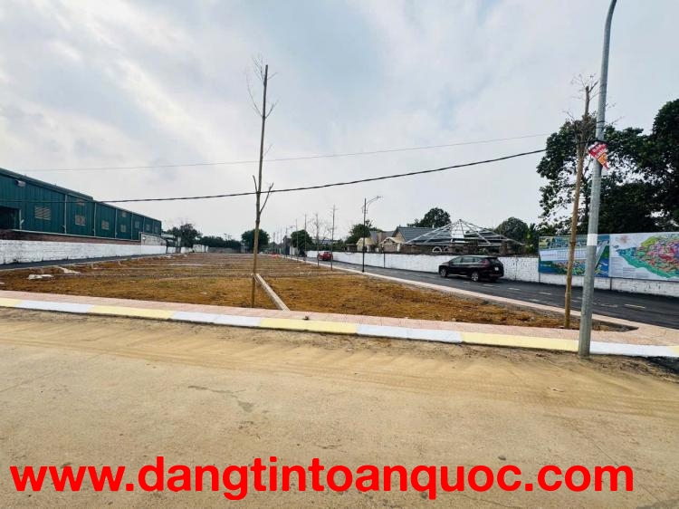 Vị trí vàng lô đất 100m2 gần Quốc Lộ 21, khu vực trung tâm Hòa Lạc. Phù hợp xây trọ, đầu tư sinh lời