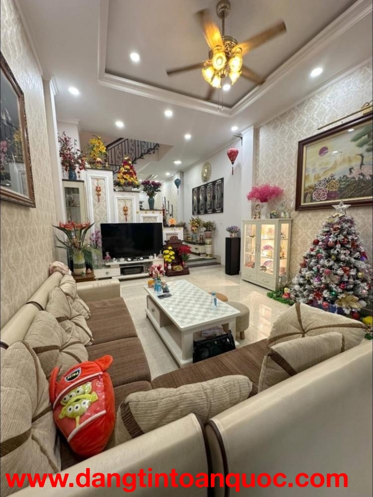 Bán nhà đường QL 13, Phường Hiệp Bình Phước. Thủ Đức, TP HCM. DT 126m2, 4 tầng, SH. Giá 12.9 tỷ