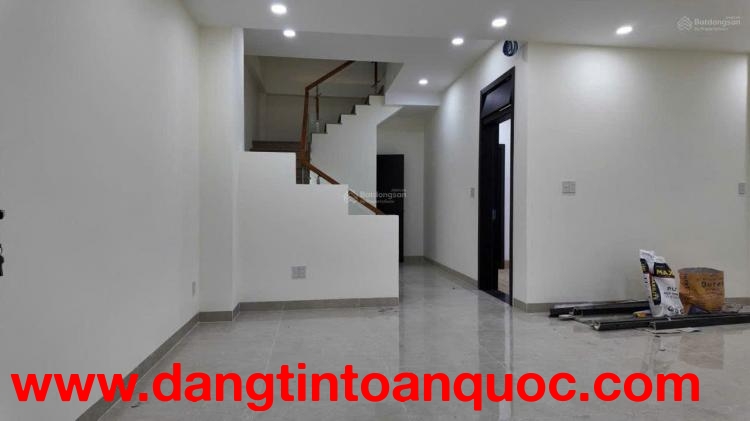 Bán Nhà 3 tầng Nguyễn Thiện Thuật sát chợ Đêm * Cách biển Trần Phú : 250m *
-Giá : 12 tỷ - LH: 0905.