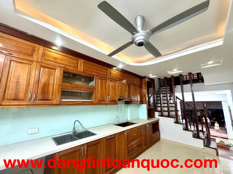 Bán nhà 40m2, 5 Tầng, 6PN+ nội thất, ôtô đỗ cửa, 2 mặt thoáng, cách đường chính 20m tại Trung Văn, T