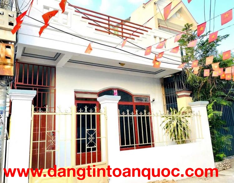 BÁN NHÀ 1 TRỆT, 1 LẦU HẺM 113 LƯƠNG ĐÌNH CỦA - P. TÂY NHA TRANG - GẦN CHỢ NGỌC HIỆP. 
• Diện tích: 1