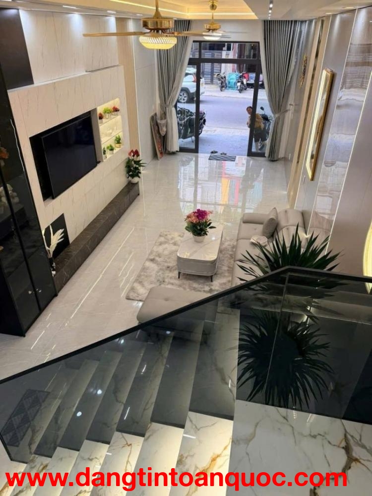 Siêu Phẩm Mặt Tiền Lê Độ 82m2 Nhà 3 Tầng 5 Phòng Ngủ Giá 16.6 Tỷ