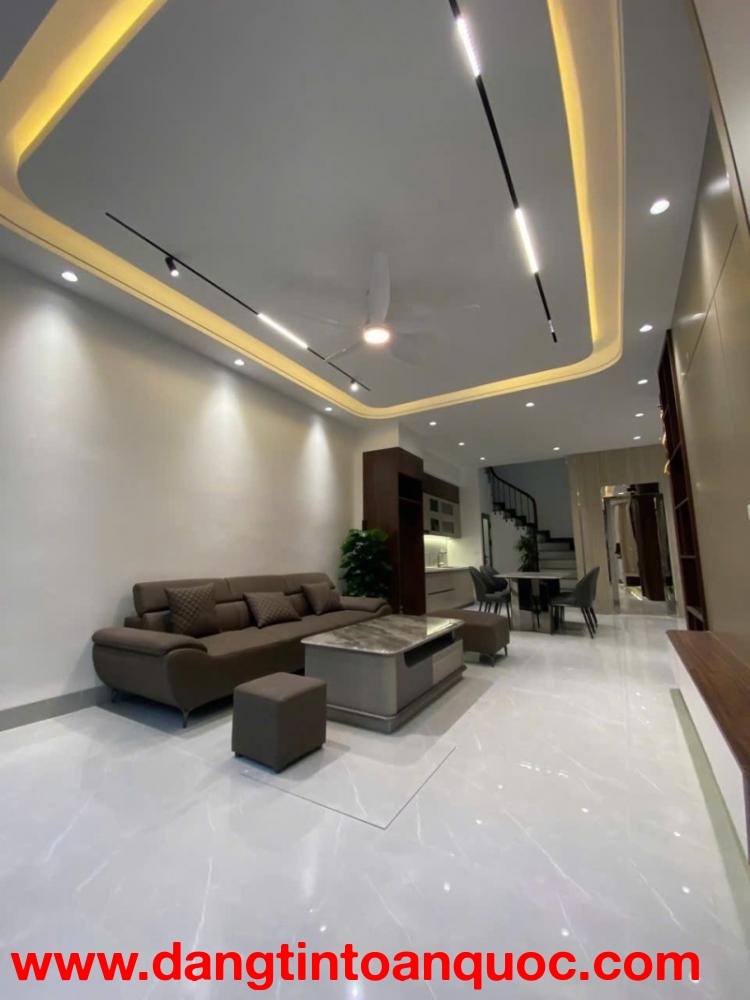 BÁN NHÀ HUỲNH TẤN PHÁT – LONG BIÊN
THANG MÁY FUJI – FULL NỘI THẤT CAO CẤP – NHÀ ĐẸP Ở NGAY