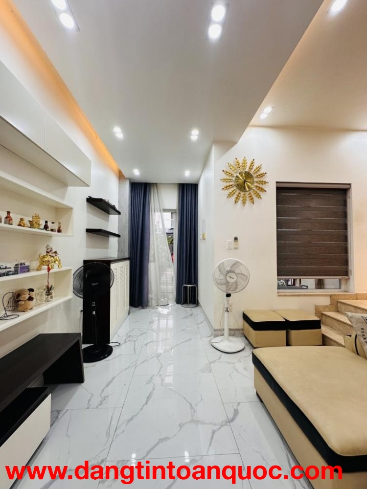 Bán nhà mặt phố Nguyễn Duy Trinh, Q9, Thủ Đức, TP HCM. DT 75m2, 4 tầng. Giá 7.8 tỷ.
