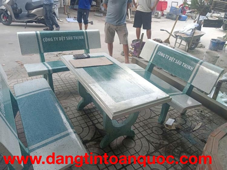 Bàn ghế đá ngoài trời hai màu