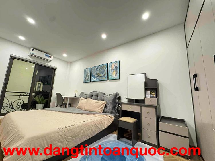 ???? Nhà Đẹp Trung Tâm Thạch Bàn – Cổ Linh, 40m², Thang Máy Xịn, Giá Nhỉnh 11 Tỷ