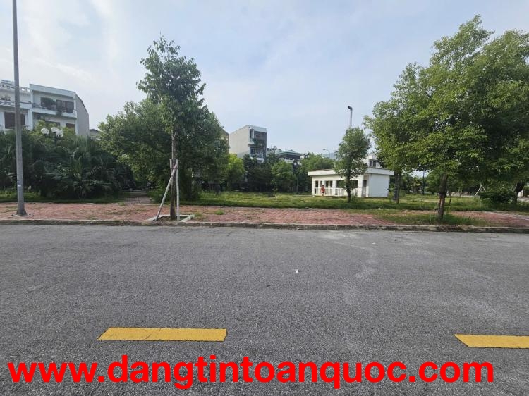 Bán lô đất đẹp 130m2 khu đô thị phía Tây cầu Phú Lương